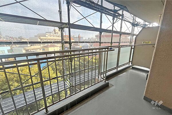 バルコニー。陽当たり、風通しが良く、洗濯物が良く乾きます。現在は大規模修繕工事中です。