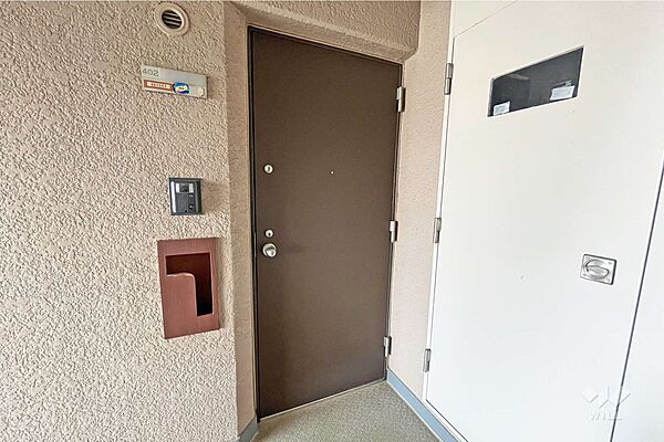 物件の玄関。TVモニター付きのインターホンで来訪者の顔が見えて安心ですね。屋根がついているため、雨などで濡れにくくなっております。