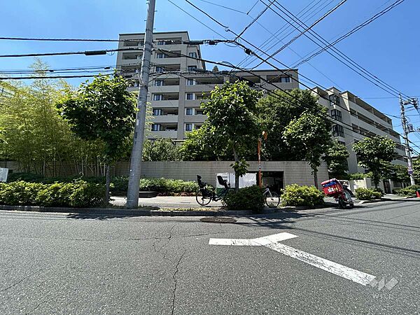 ペット飼育可能な免震構造マンションです。24時間セキュリティもございます。