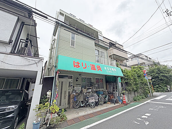 物件の外観（北西側から）周辺は閑静な住宅街となっており、子育てにも最適な住環境です。