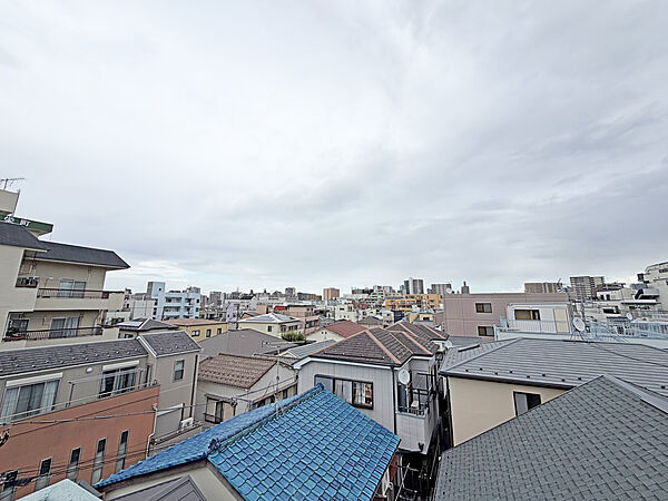 ルーフバルコニーからの眺め。開放感があり、最上階からの眺望は良好です！