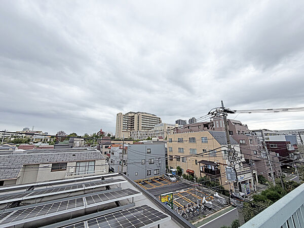 ルーフバルコニーからの眺め。高い建物がなく、眺望、日当たり良好です。