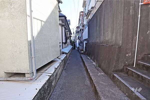 物件の北東側前面道路（北西側から）［2026年1月13日撮影］