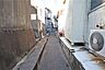 外観：物件の北東側前面道路（南東側から）［2026年1月13日撮影］