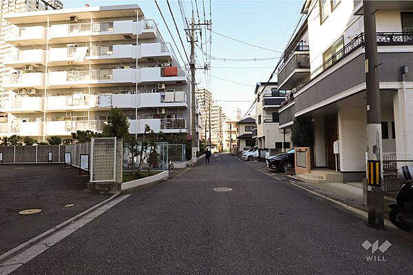 敷地北東側の前面道路（南東側から）