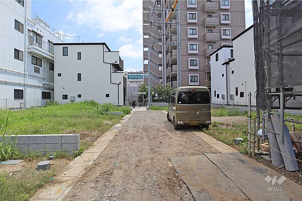 物件の南側前面道路（西側から）［2026年7月9日撮影］