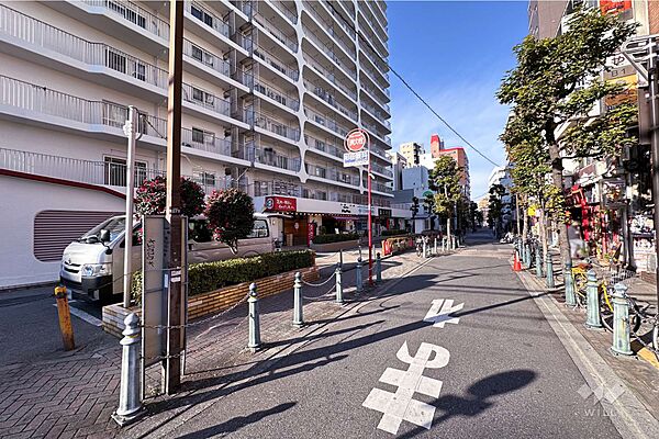 敷地東側の前面道路（南側から）