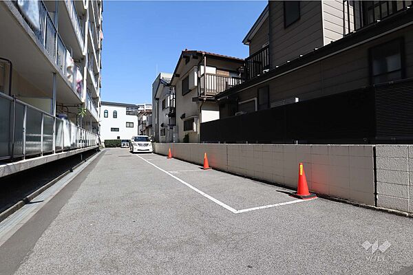 敷地内駐車場（屋外平面式）現在の空き状況についてはお気軽にお問合せ下さい。