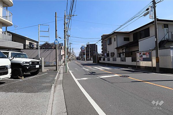 敷地南側の前面道路周辺は落ち着いた住宅街になっております。