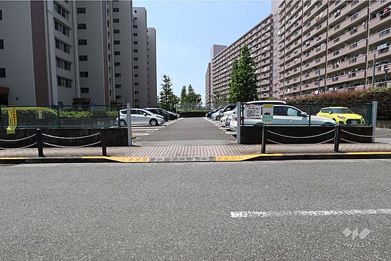 駐車場の出入り...