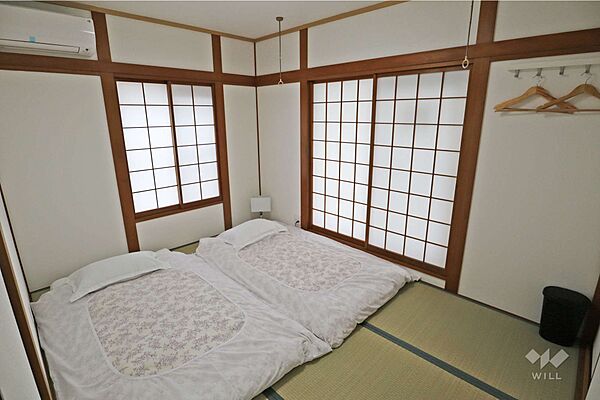 3階南側和室約6.0帖。お布団を並べて敷ける十分なスペースがあります。民泊用としてもお勧めです。