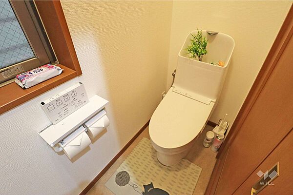 1階トイレ。窓がついており換気ができるのはうれしいポイント。手洗いもついています。