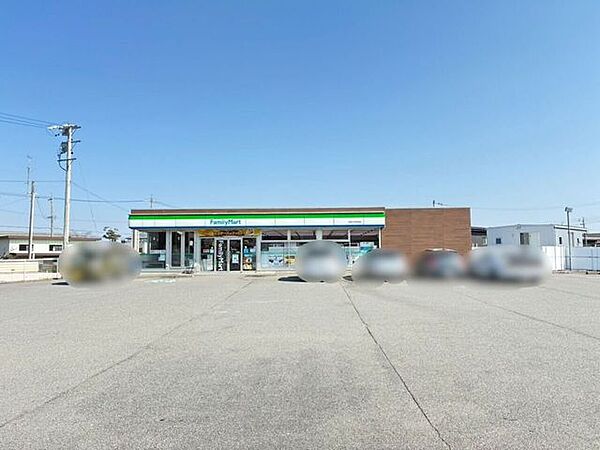 ファミリーマート菰野小学校南店 530m