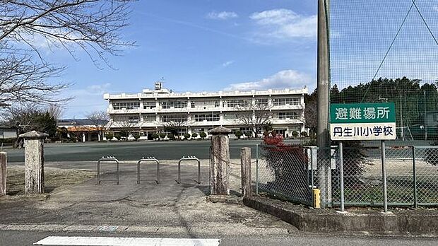 いなべ市立丹生川小学校 680m