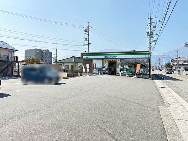 ファミリーマート菰野桜野店 740m