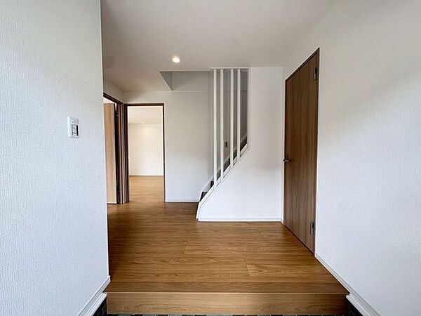 【リフォーム済】玄関から入った際のエントランスの雰囲気です！