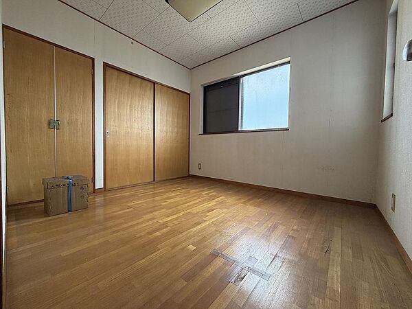 洋室4.5帖　床や壁もキレイな状態を保っています♪