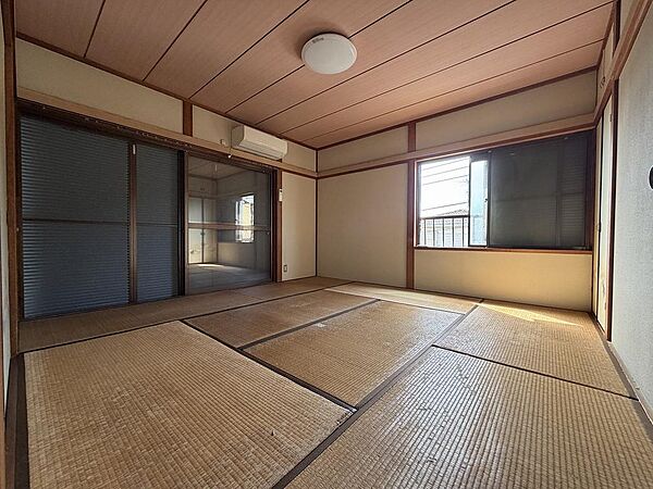 和室8帖　各部屋収納付きの間取りです♪