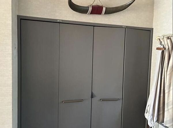 床から天井までのクローゼットは奥行もあり、たっぷり収納。お部屋を広々使えます。