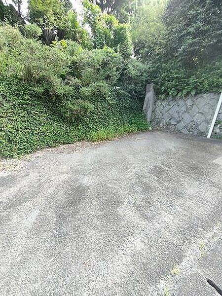 駐車場は現在ありませんが、前面道路の一部を払下げ申請して1台分の駐車スペースを確保することができます。