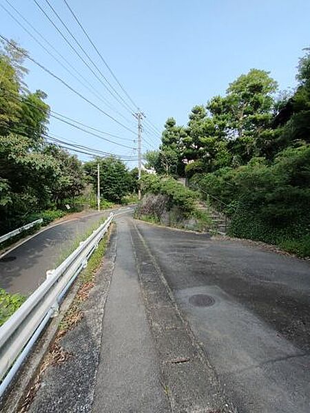 車が入りやすい前面道路。敷地内に擁壁を壊して車庫を造れます。