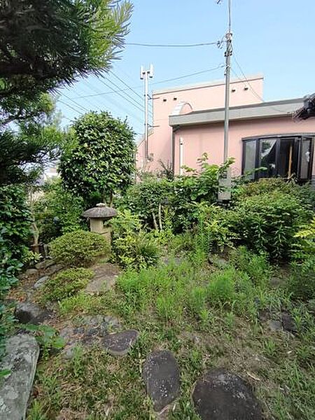 広い庭が特徴です。家庭菜園や倉庫を建てたり、ペットを飼うのにも最適な広さです。