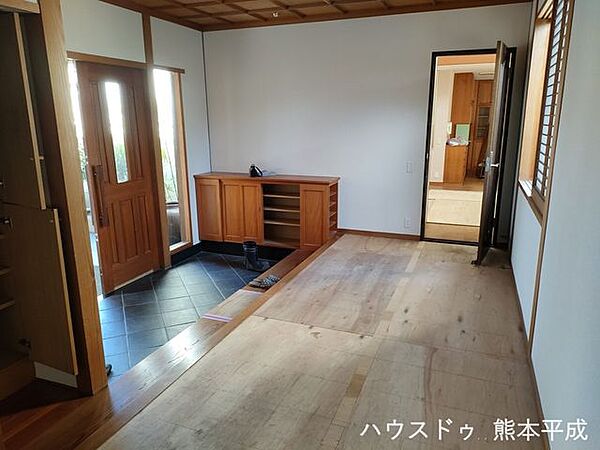 どこの家よりも広い玄関です。シューズボックスは玄関の左右にございます。