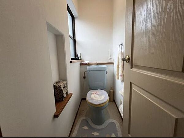 各階にトイレ有。ニッチにインテリアを飾れます。