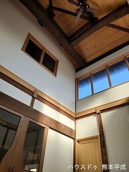 玄関から2階にかけて高い天井の吹抜けになっています。