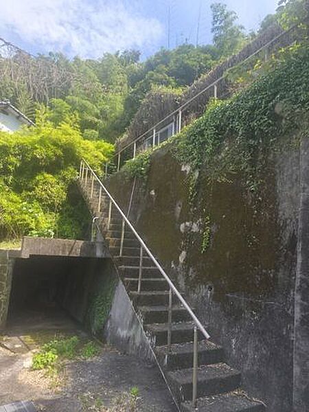 がけ条れによる規制があるため再建築不可です。