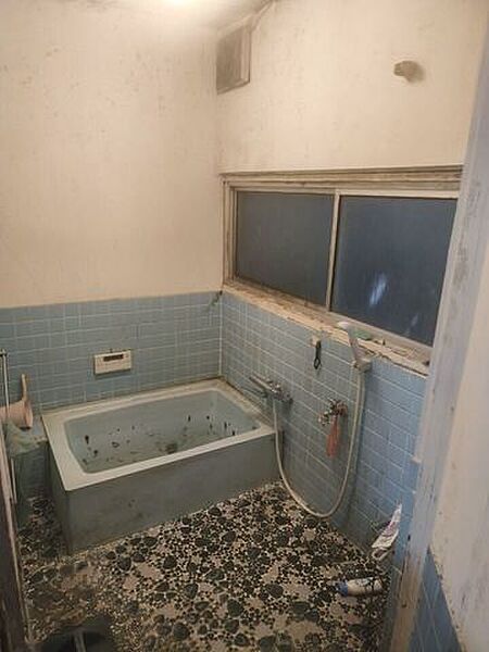 上物有り。建物解体無しでのお渡しです。