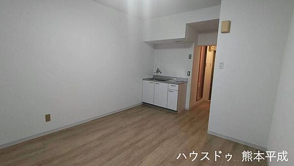 明るく日が差し込むお部屋となっております。