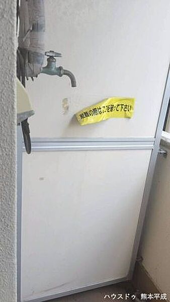 避難隔板になります。避難の際はここを破って避難をお願い致します。