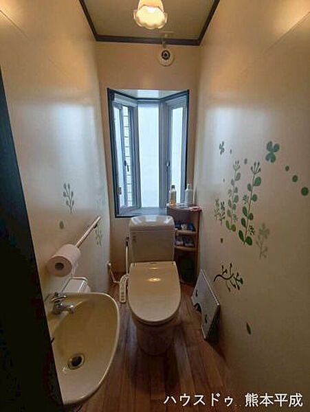 2階トイレは出窓がとてもスタイリッシュです