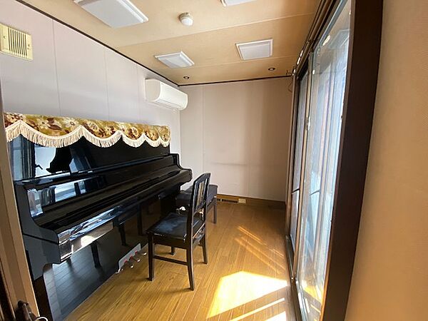 もともと和室を防音室のある洋室に改造しました。この防音室は音楽に関心のある方には最適な憩いの場となるでしょう。