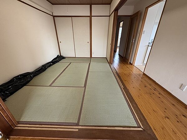 解放感のある和室6帖です。畳は2026年8月新品交換しました。