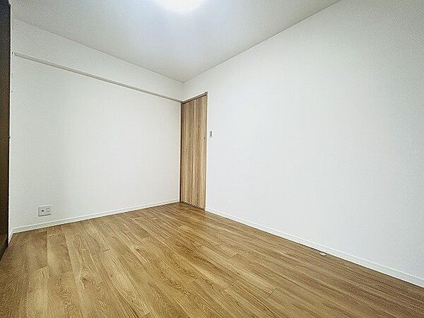 照明をつけなくても自然光で明るいお部屋です♪優しいお色のフローリングで落ち着きのある空間に。