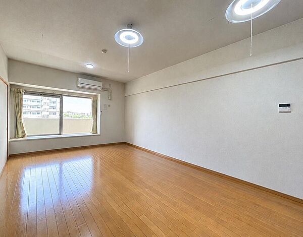 南向きの開口部で日当たりも良く風が通り気持ちがいいです♪家具消し加工後の写真です。