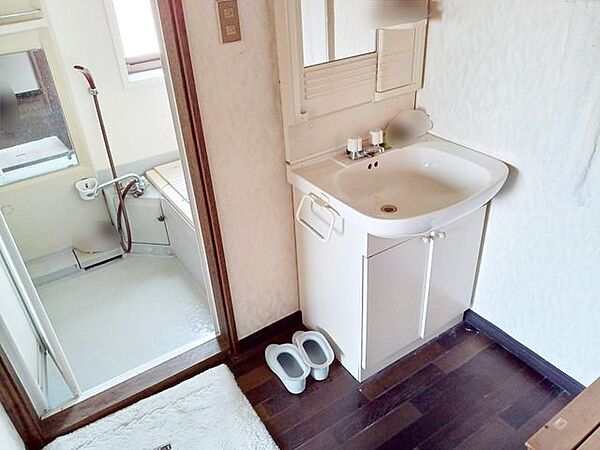 洗面化粧台付き。お出かけ前のチェックやちょっとした洗濯にも便利です。