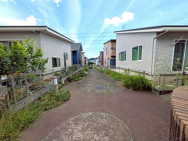 背面道路は幅員約５．０ｍ！等間隔で街頭もあるため、夜道も安心♪