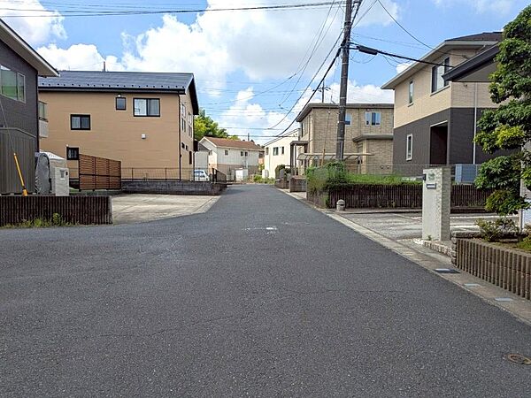 前面道路の幅員は約７．１４ｍ！車の出入がしやすいです♪