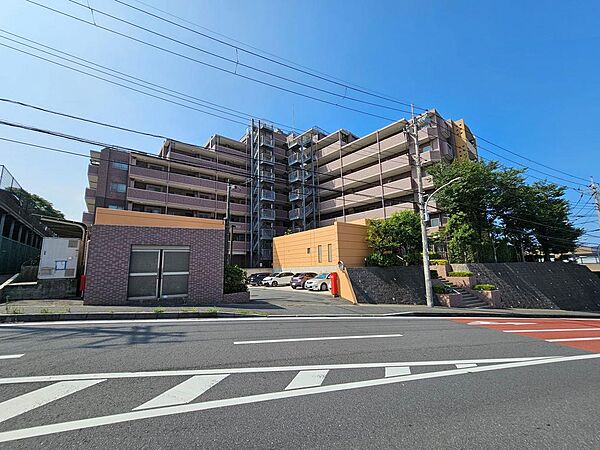 敷地内の駐車場・バイク置場・駐輪場の空き状況については都度監視室・管理会社へ確認が必要になります。