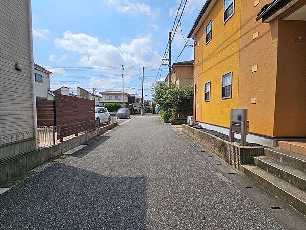 車通りの少ない分譲地、道路幅員は約５．０ｍです。