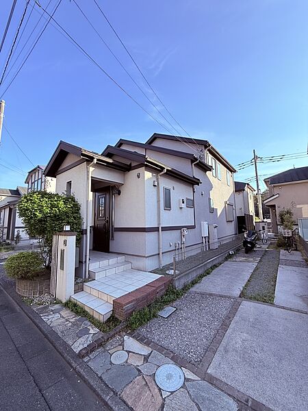 プライバシー性に配慮した玄関設計。 道路から玄関が丸見え　　を防げます