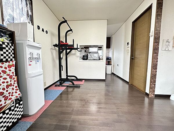 キッチンに近いリビングダイニング♪掃き出し窓や窓も多く明るく開放感ある空間です♪