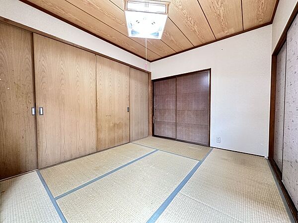 1階和室！玄関からリビングを通らず行けるため、客間としても利用できます◎