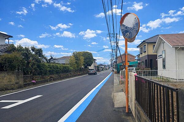 バス停まで徒歩約4分でお出かけにも便利です♪