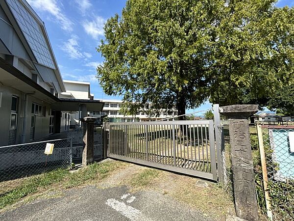 吉松小学校まで　120m　徒歩約2分●校訓：協同一致　奮闘努力　学校教育目標：元気なあいさつ、笑顔いっぱいの吉松っ子