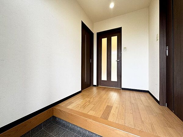 広々とした玄関！靴の脱ぎ履きにも便利です。