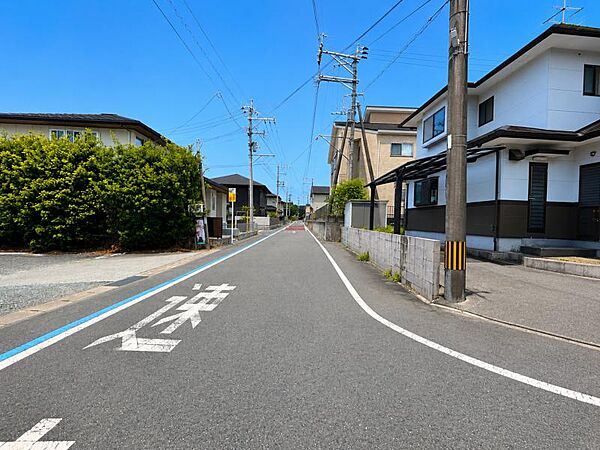 北西側公道幅員約6.0ｍ、間口14.9ｍ。見通しの良い道路です。